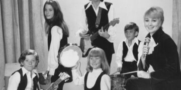 The mother and son duo to have #1 records